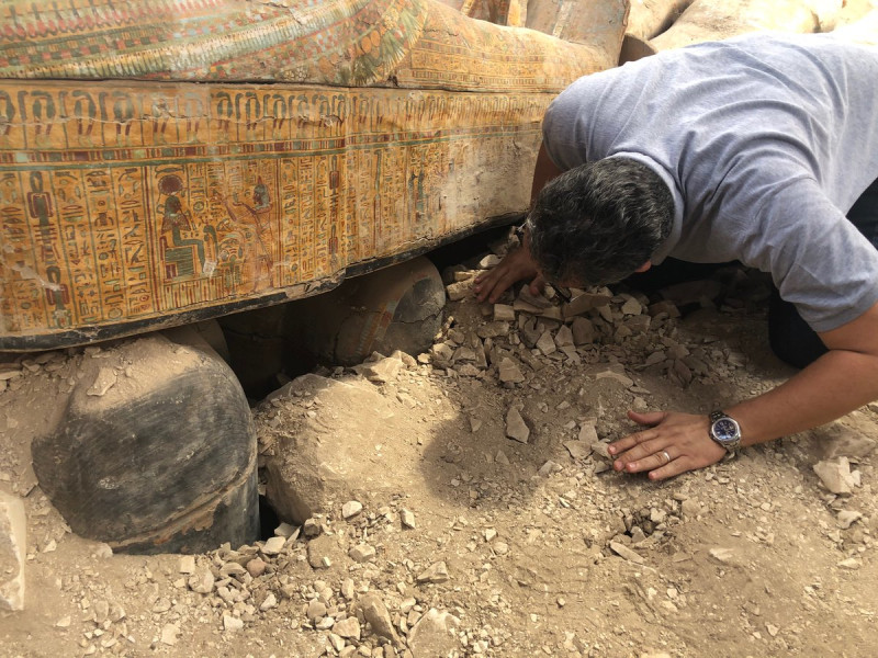 埃及古文物部長阿納尼實地勘查這20具古棺的現場，人形棺木上有彩色圖文。   圖：翻攝自埃及古文物部推特