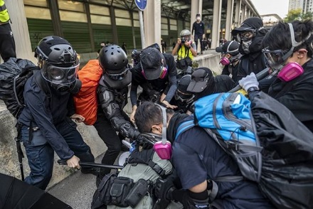 香港警察處理反送中、抗議《禁蒙面法》事件，被批不當使用武力，在多數港人心中的信任度已經降到0！   圖：翻攝自香港警隊IG