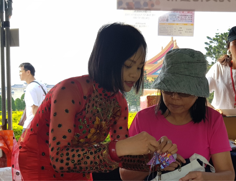 越南新住民吳氏深（左）現場教導民眾製作專屬自己的拼布包。   圖：移民署提供