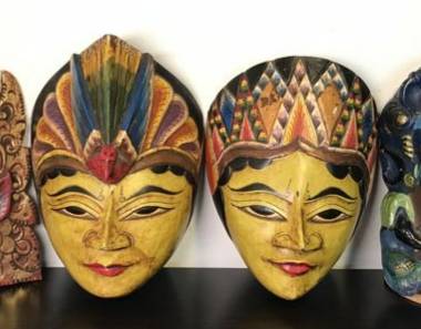 印尼日惹面具來自於印尼中部小城日惹，木雕加彩的面具為傳統面具舞和皮影戲的重要裝飾。   圖：移民署提供