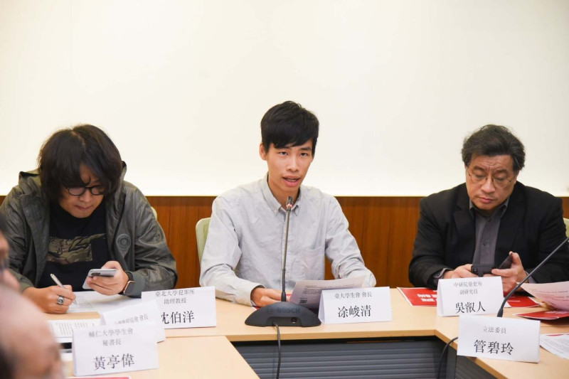 台大學生會長凃峻清表示，中國政府透過交流團、旅遊團的性質活動促進台灣學生對中國及其政府的好感，藉此達到統戰的目的，侵蝕台灣的民主。   圖：翻攝自蘇巧慧臉書