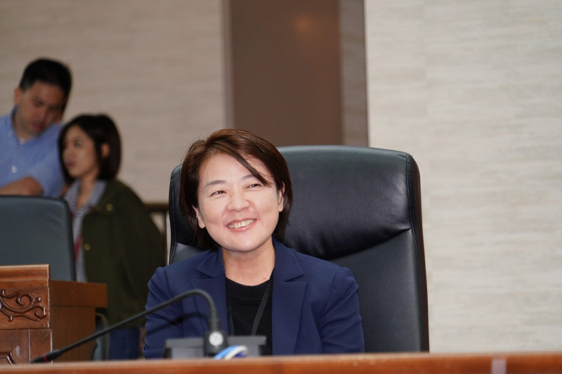 上任首 日，台北市新任副市長黃珊珊表示自己第一天當公務員很緊張。   圖：台北市政府／提供