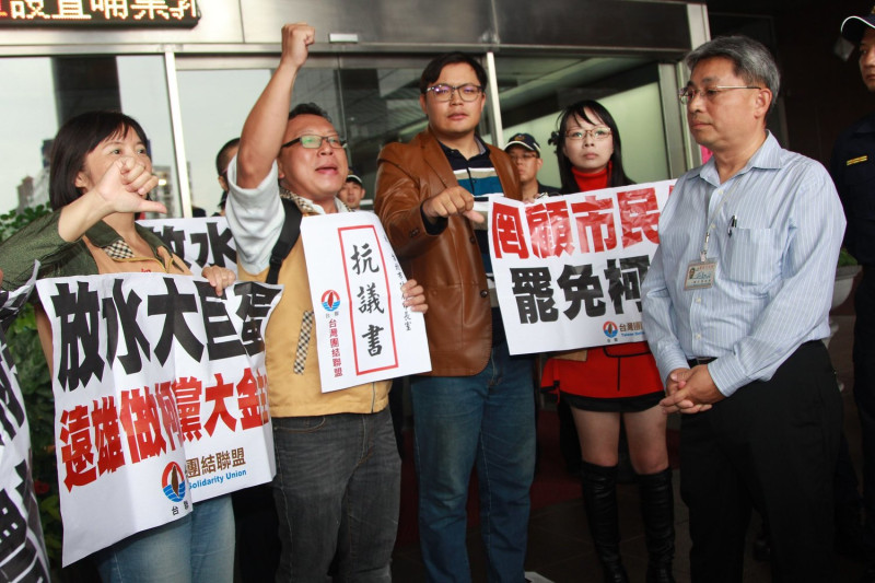 羅世譽出面收下抗議書。   圖：翻攝自台灣團結聯盟臉書粉絲頁
