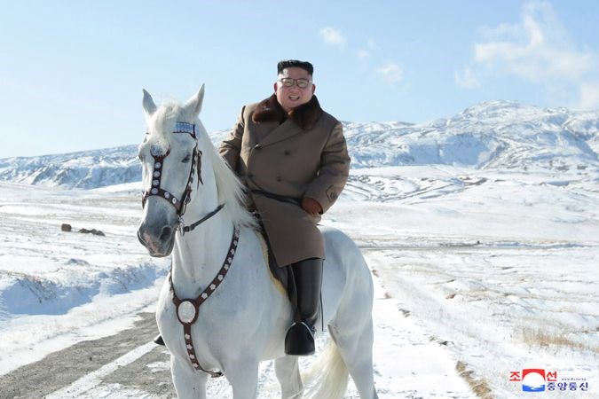 金正恩神隱17天，根據南韓媒體指出，南韓和美國和的偵測衛星都有拍金正恩的身影，在元山騎馬、玩水。   圖：翻攝自北韓中央通信社（資料照）