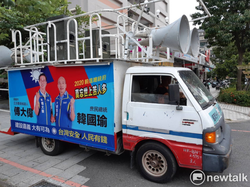 韓國瑜與傅大偉合體的競選宣傳車，穿梭於嘉義市的大街小巷。   圖：蔡坤龍/攝