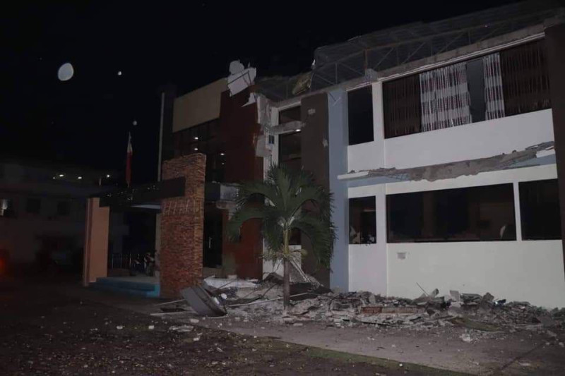 菲律賓南部民答那峨島16日晚間遭遇芮氏規模6.3強震，許多建築物倒塌，目前已知有2名兒童死亡。   圖：翻攝自菲律賓緊急警報推特