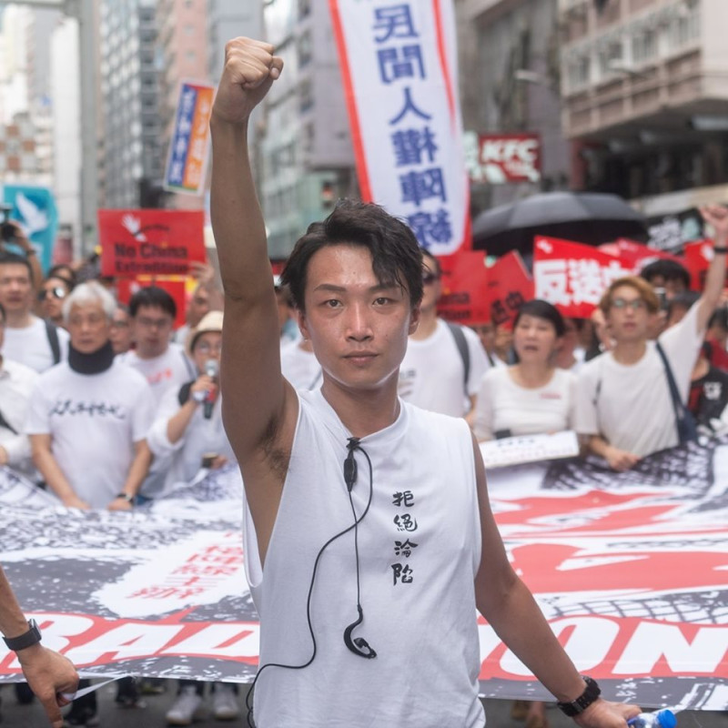 現年32歲的岑子杰（前）身兼香港民間人權陣線召集人、社會民主連線成員等多重身分，8月以來2度遇襲。   圖：翻攝自岑子杰臉書