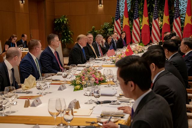 美國總統川普（左四）上任以來，時常要求與中國對等相待，美中關係正在改變。   圖：翻攝自美國國務院臉書