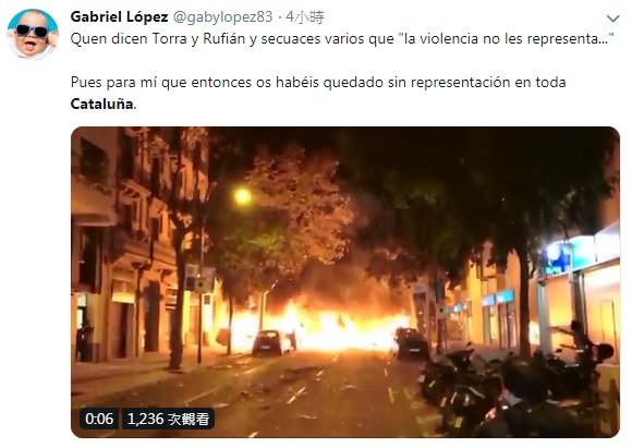 加泰隆尼亞地區連續抗爭，入夜後警民衝突升級，示威者在街道丟汽油彈。   圖：翻攝自Gabriel López推特影片