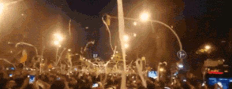 數千名抗議民眾手持滾筒衛生紙扔向天空，並高喊「我們有很多X要擦」、「滾出去」、「西班牙媒體干預人心」等口號示威抗議   圖：擷取自騰訊觀察者網