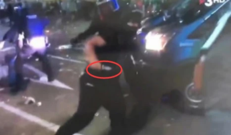 極端暴力份子持刀攻擊警車   圖：擷取自騰訊觀察者網