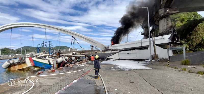 南方澳跨港大橋崩塌壓垮下方休息船隻，引發世人對台灣惡待移工的檢討   圖：宜蘭消防指揮中心／提供