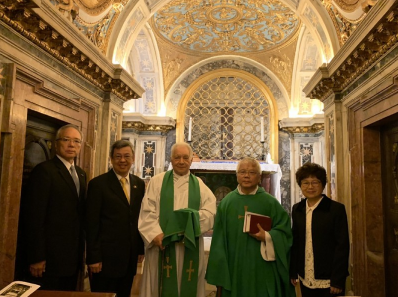 駐教廷大使李世明（左1）陪同陳建仁（左２），參加神父邱琮傑（右2）、王秉鈞（中）在教廷舉辦的清晨彌撒。   圖：駐教廷大使館提供