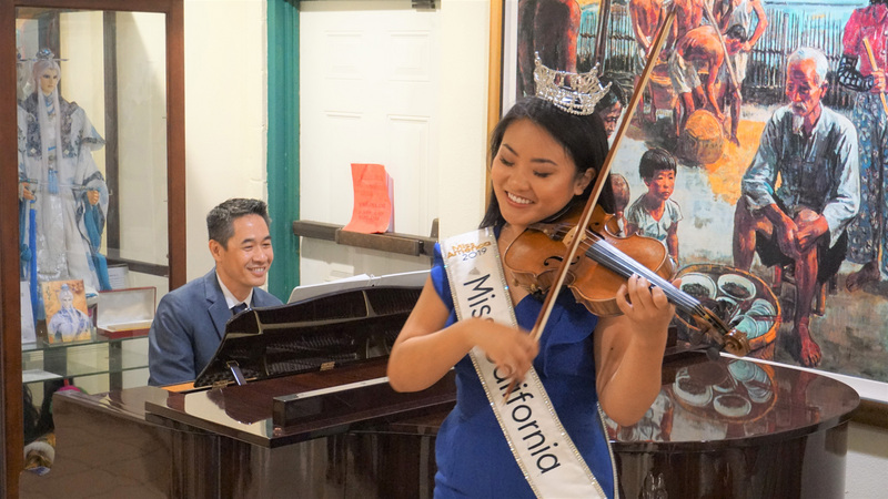 美國加州的台灣人聯合基金會將在10月26日於長堤市的百年教堂舉行音樂劇，紀念美麗島事件40週年，2019年加州小姐Eileen Kim（前）與音樂家李豐旭（後）將登台演出。   圖：中央社提供