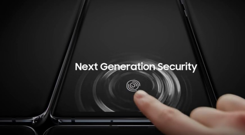 Galaxy S10是全球首款採用3D建模「超聲波螢幕指紋感測」技術的手機，主打安全、抗汙性升級。   圖：翻攝自Samsung官方YouTube