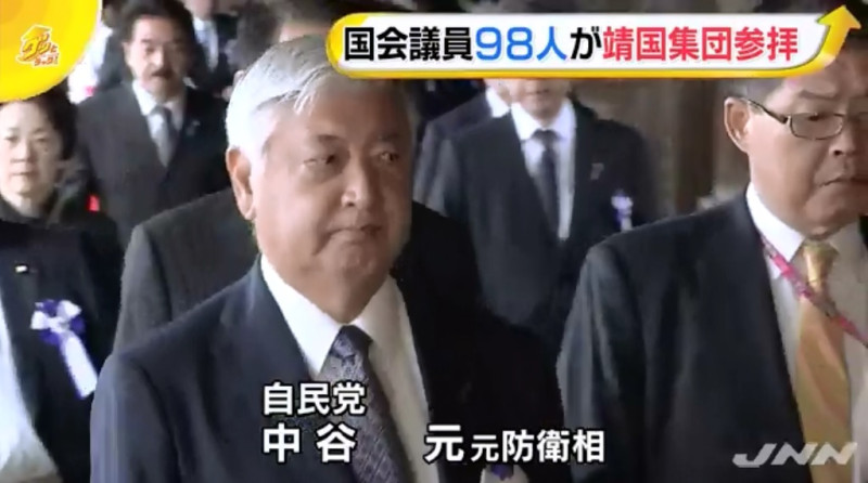 包括自民黨大臣的在內的98名日本跨黨派議員，18日上午前往靖國神社參拜，引發矚目。   圖：翻攝自日本TBS NEWS