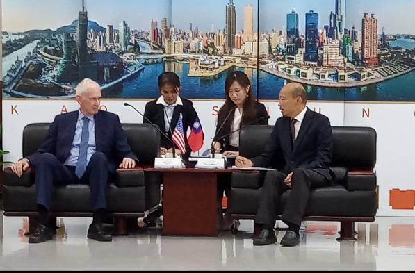 高雄市長韓國瑜(右一)18日特地銷假，和美國在台協會(AIT)主席莫健(左一)會面。