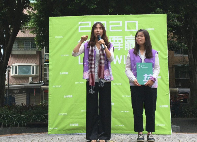 陳玉水(左ㄧ)表示，初到台灣時，就體會到民主自由。   圖：民進黨婦女部/提供
