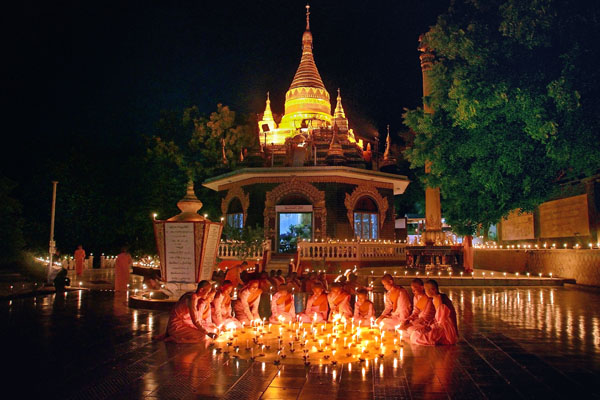 緬甸人相信緬曆7月15日的日落時刻，點燃燭光就能迎接佛陀返回降臨人間。圖為緬甸點燈節照片。   圖：翻攝自緬甸旅遊局
