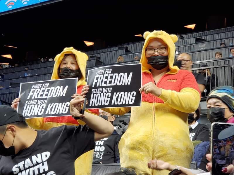兩名身著維尼裝的民眾，表達對香港的支持。   圖 : 翻攝自推特Yashar Ali帳號