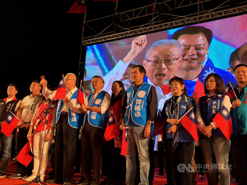 韓國瑜今晚在台南與立委參選人聯合造勢。特別安排與前總統馬英九、國民黨主席吳敦義等人一起大進場，展現大團結。   圖：中央社