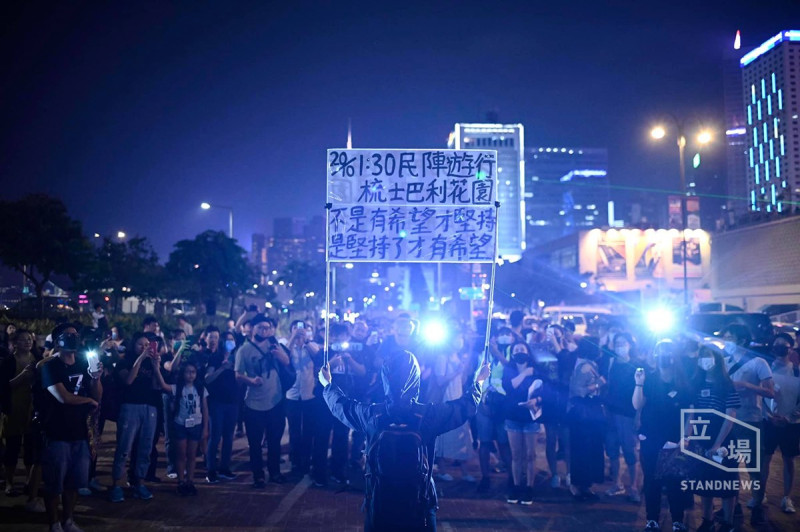 祈禱會結束，仍有參與祈禱會人士高喊「沙尖嘴 明天見！」，而香港民間人權陣線20日申請在尖沙嘴的遊行已經遭到警方反對。   圖：取自立場新聞臉書