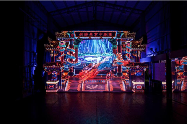 2019桃園科技藝術節《野台布袋戲《武林四大神祕》》藉由「VR光雕投影技術」搭配「野台布袋戲」，以科技創新跨域結合傳統藝術。   （圖/桃園市藝設中心提供）