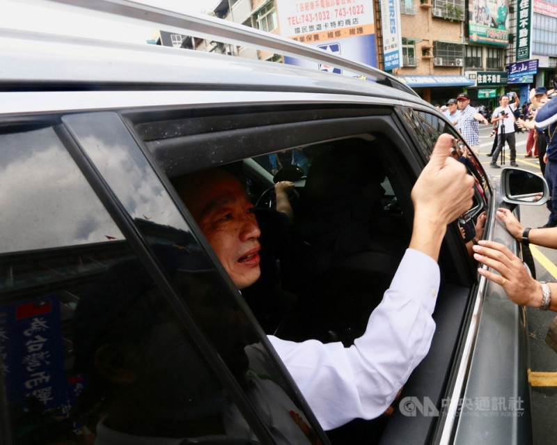 高雄市長韓國瑜（圖）宣布16日起請假投入總統選舉。圖為韓國瑜搭車離去，向支持者致意。   圖/中央社