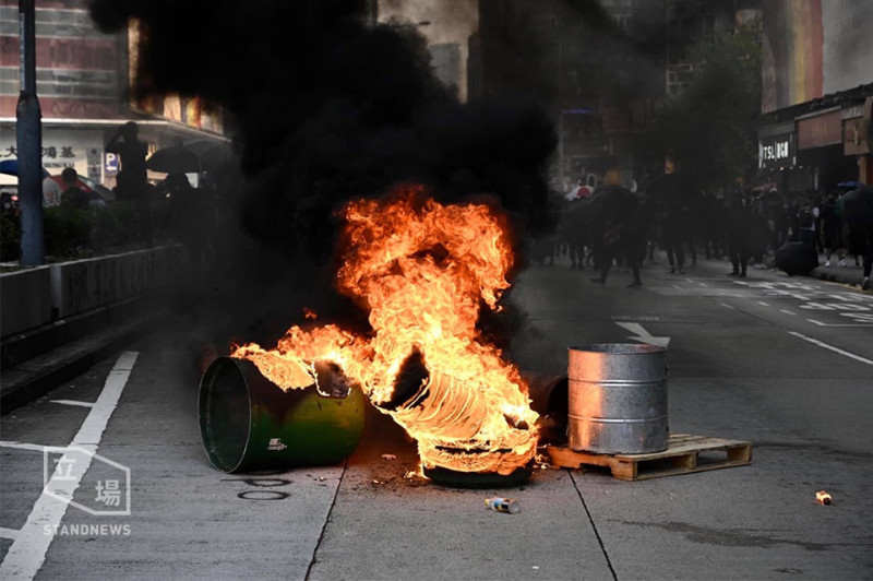 旺角彌敦道有示威者設置大型火種，冒起黑色濃煙。   圖：翻攝自Stand News 立場新聞臉書