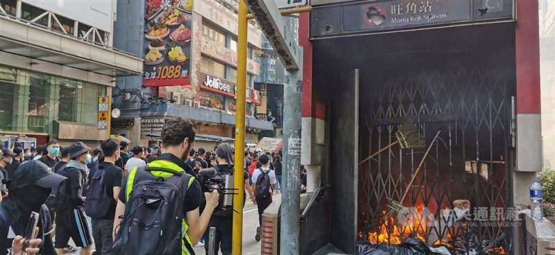20日下午，香港示威者在九龍自發上街，由尖沙咀梳士巴利公園遊行至高鐵西九龍站。下午2時30分遊行結束後，有示威者陸續轉往九龍各地抗爭。圖為示威者在港鐵旺角站出口焚燒雜物，現場冒出陣陣濃煙。   圖：中央社