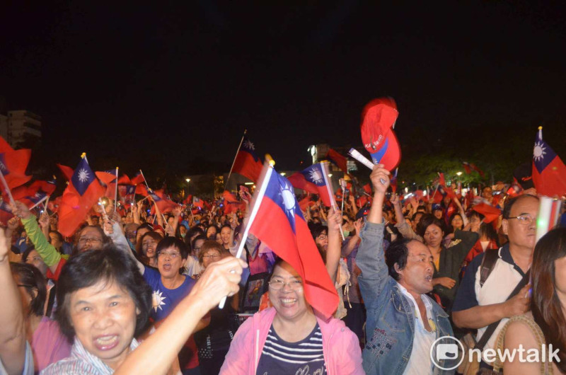 韓國瑜今晚在嘉義市造勢，支持者熱情揮舞國旗。   圖：蔡坤龍/攝