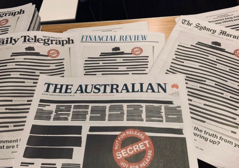 澳洲各大媒體21日出刊的報紙頭版都自我塗黑，對政府打壓新聞自由表達強烈抗議。   圖：翻攝自MEAA推特