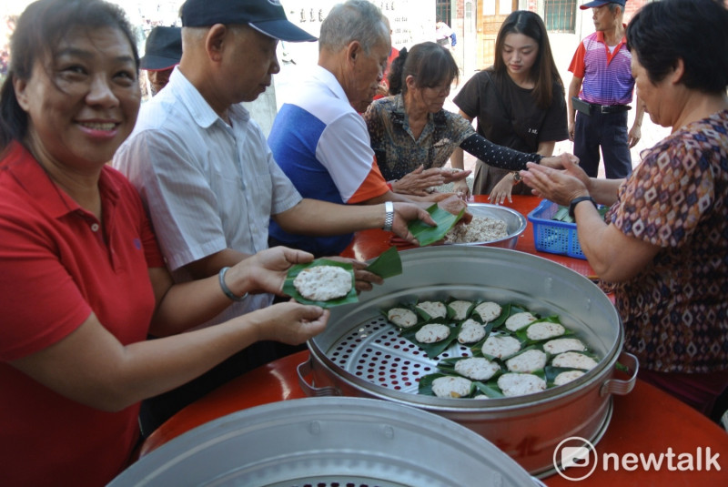 遊客可與社區長輩一起DIY古早味芋粿。   圖:唐復年/攝