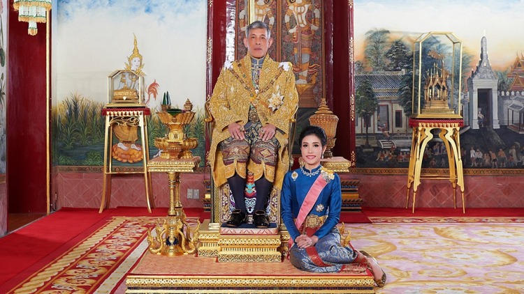 泰國皇室8月才發布國王瓦吉拉隆功（左）新納貴妃詩妮娜照片，短短2個月不到，詩妮娜就遭廢黜。      圖：泰國皇室發布資料照