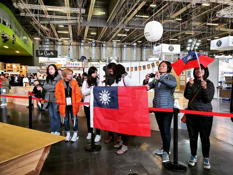 旅法台灣人在各群組傳遞比賽消息，動員前來。上午場館一開，就有許多台灣民眾手持國旗進場，並聚集於台灣隊工作檯前，為選手加油打氣。   圖：台灣麵包大使協會提供