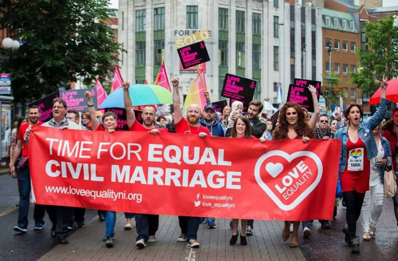 英國的墮胎與同婚保障，也將落實於北愛爾蘭。   圖：北愛民眾爭取同等的保障　取自Love Equality Organization網站