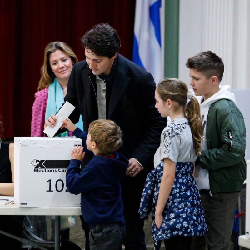 加拿大國會大選，總理杜魯道（左二）偕妻兒投票，他能否連任還是未知數。   圖：翻攝自杜魯道推特