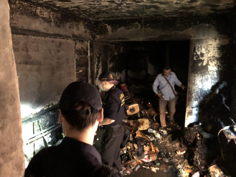 初部勘查現場起火點在3樓客廳，現場燃燒面積約20平方公尺。   圖：林昀真／翻攝