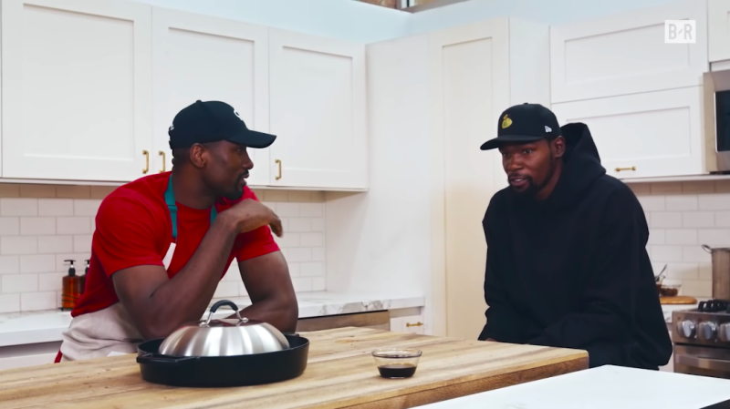 Serge Ibaka（左）與Kevin Durant（右）。   圖：擷取自Youtube