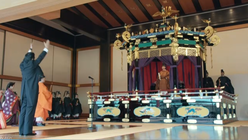 安倍晉三在德仁天皇面前宣讀賀詞，舉雙手高喊3聲「萬歲」。資料照片。   圖：翻攝自NHK影片