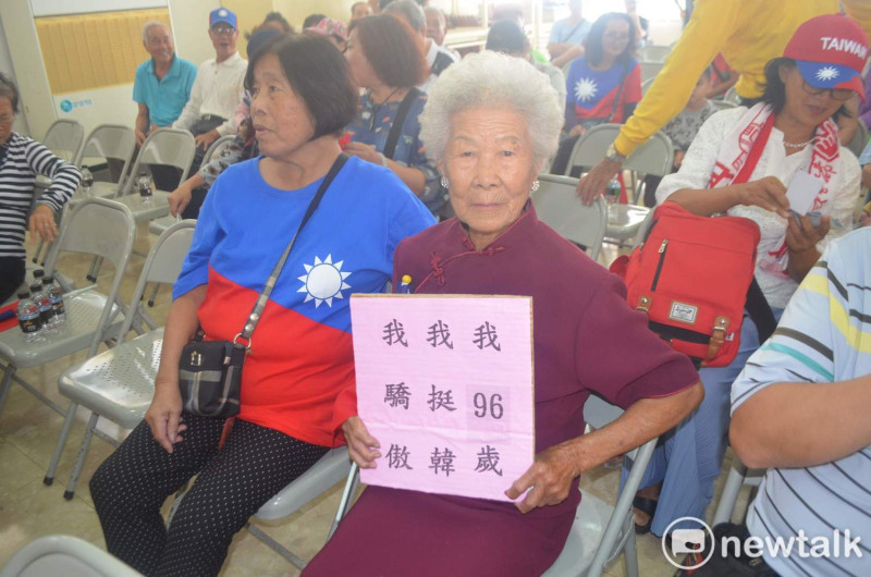 高齡96的阿嬤手持挺韓標語參加座談會。   圖：蔡坤龍/攝