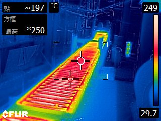 環境稽查重案組利用熱顯像儀確認該廠融鋁作業區溫度   圖：新北市政府環保局/提供
