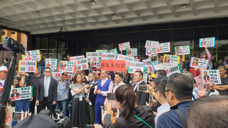 中華統一促進黨總裁張安樂23日號召群眾前往台北地檢署按鈴申告3案。   圖：翻攝張安樂粉絲團臉書
