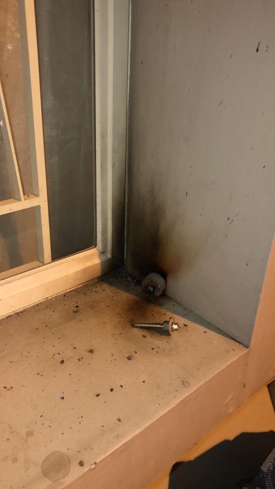 催淚彈射進香港民眾家中後爆炸，牆壁燒焦、彈殼四落。   圖 : 翻攝自林兆彬臉書