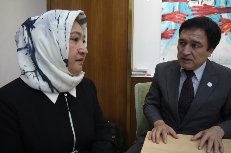 古力巴哈．耶利洛娃（Gulbahar Jalilov）在日本維吾爾協會會長、世界維吾爾代表大會亞洲太平洋地區全權代表伊里哈木陪同下，控訴中共罪刑。