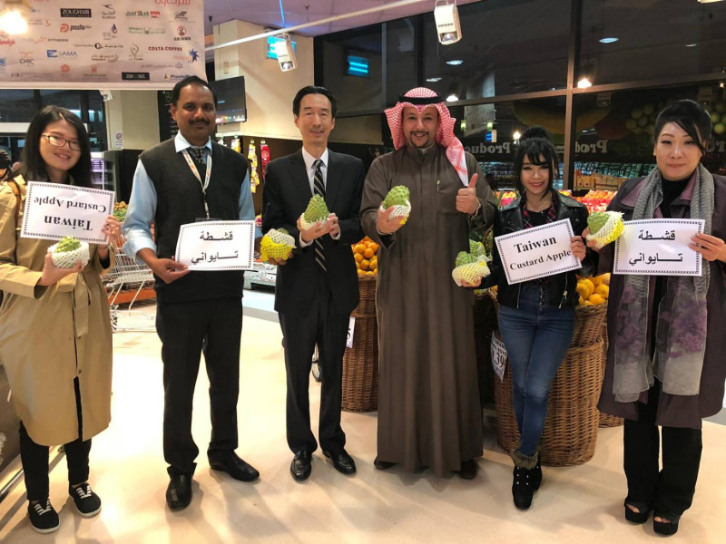 我駐科威特代表牟華瑋（左三）在今年1月科國蘇丹中心超市與僑胞，網紅阿不都卡苓（右三），還有台農發人員一起做鳳梨釋迦促銷。   圖 : 擷取自我國駐科威特代表處