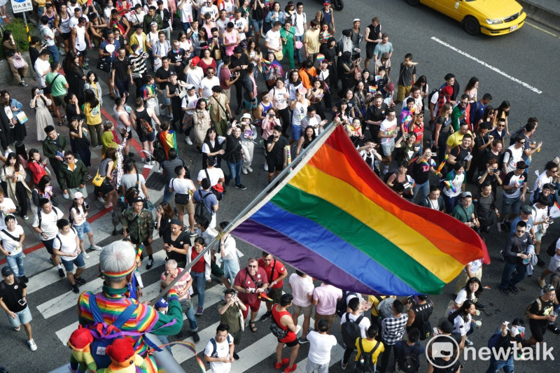台灣同婚運動先驅祁家威揮旗。   圖：張良一/攝