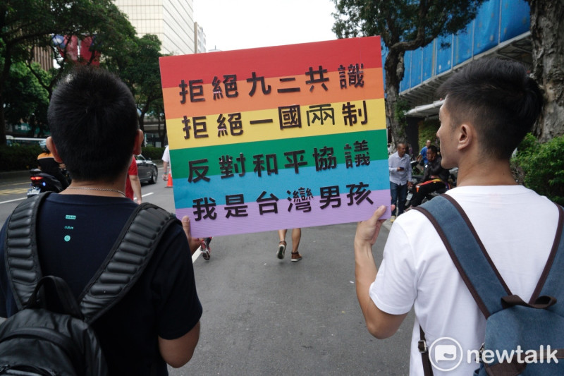 第18屆台灣同志遊行「成人之美」今（31）日登場。圖為去年參加同志遊行的人，對政治相關議題提出看法。   圖：張良一/攝(資料照)