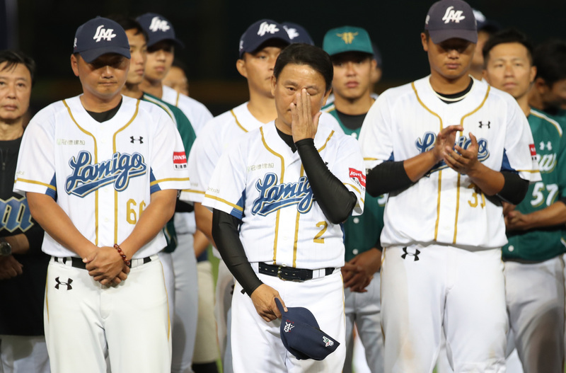 中華職棒Lamigo桃猿隊確定轉賣給日本樂天企業，26日在桃園棒球場舉辦告別賽，賽後告別儀式上，總教練洪一中（中）數度落淚。   圖／中央社提供