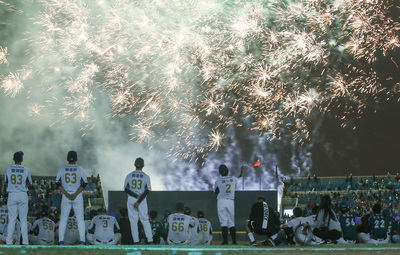 中華職棒Lamigo桃猿隊26日在桃園棒球場進行告別賽，賽後並施放煙火，球員也在場中觀看。   圖／中央社提供